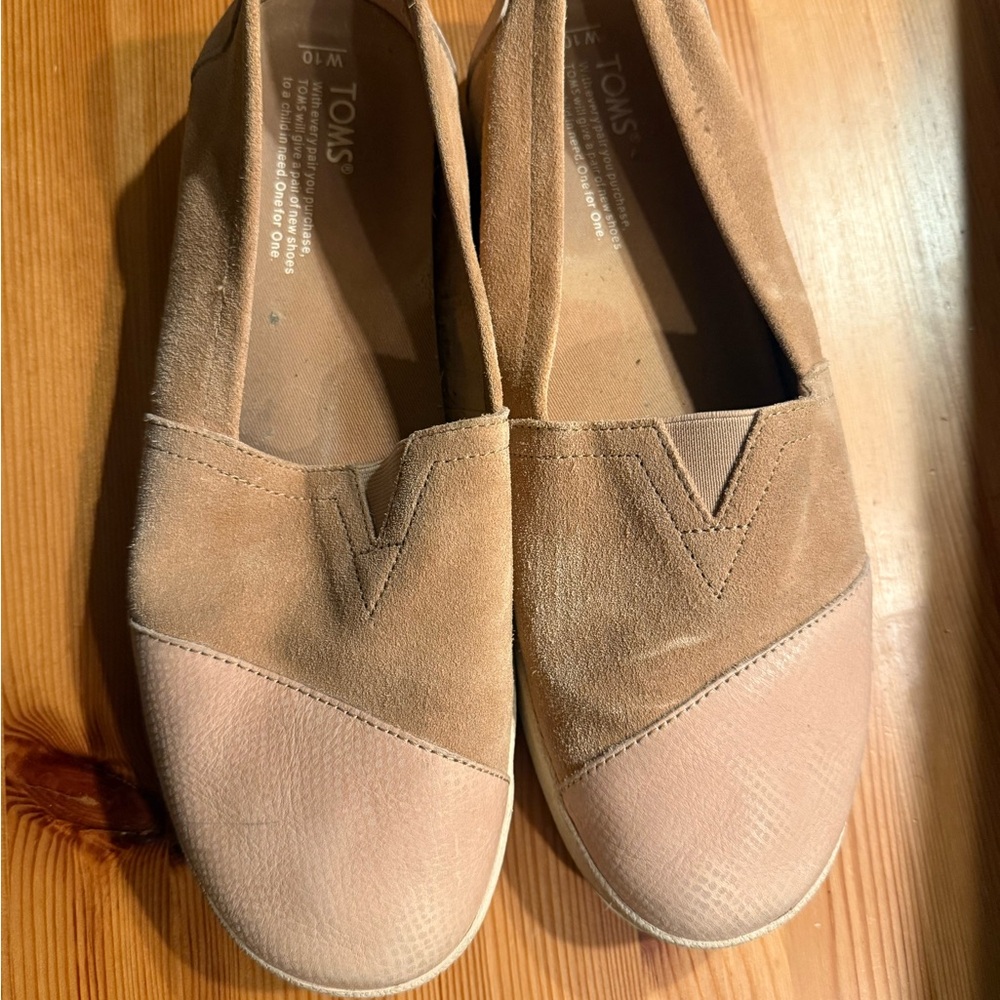 TOMS Beige and Light Brown Slip-On Shoes - 10